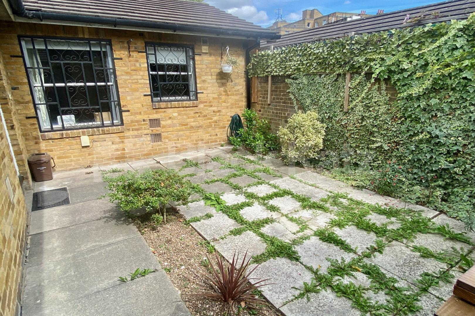 Superb location with charming patio garden  McCoid Way , Borough 