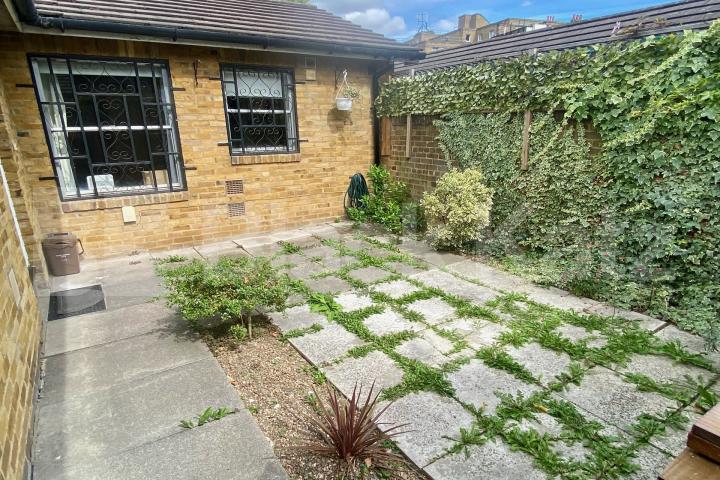 Superb location with charming patio garden  McCoid Way , Borough 