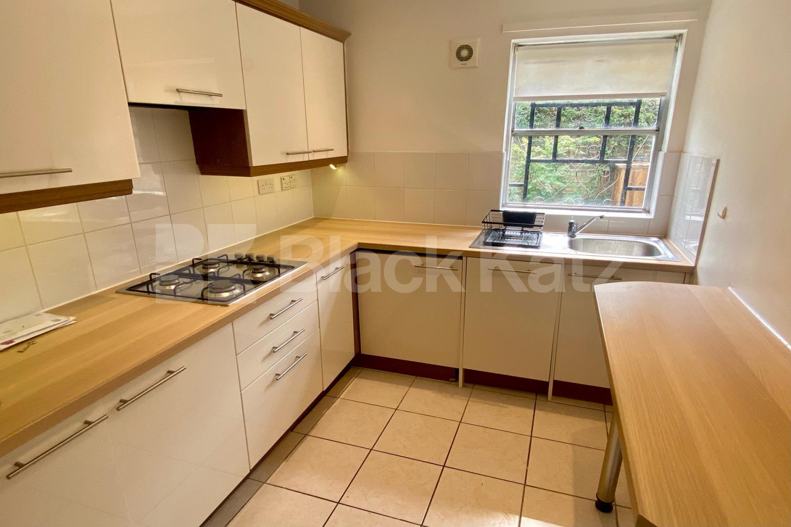 Superb location with charming patio garden  McCoid Way , Borough 