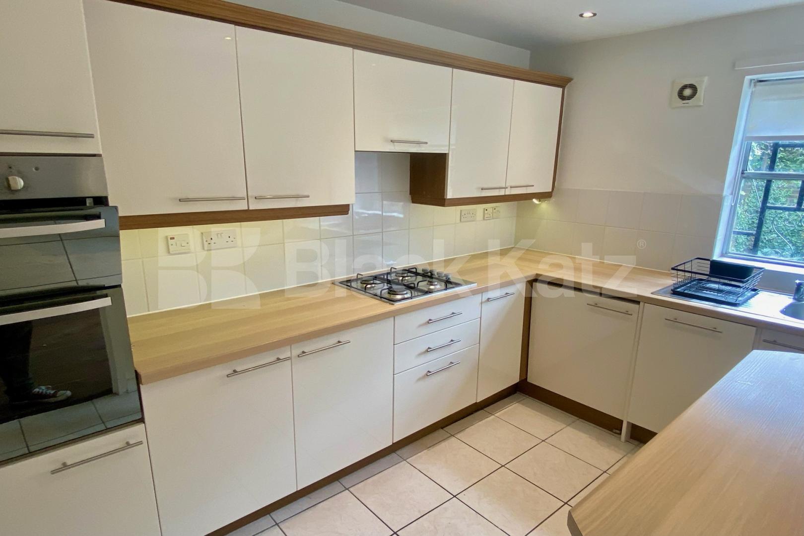 Superb location with charming patio garden  McCoid Way , Borough 