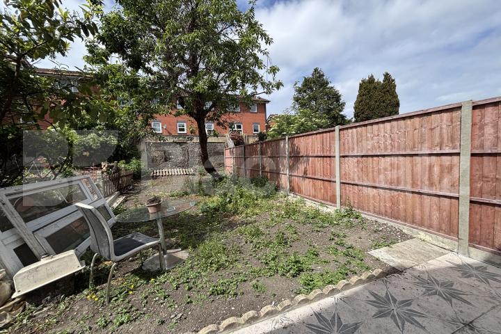 Period house with two bathrooms & patio garden  Trundleys Road , Surrey Quays