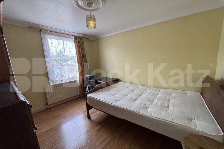 Period house with two bathrooms & patio garden  Trundleys Road , Surrey Quays