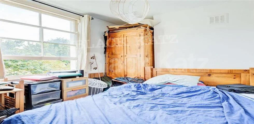 			HUGE 6 BED!, 6 Bedroom, 1 bath, 1 reception House			 Marylands Road, QUEENS PARK - MAIDA VALE