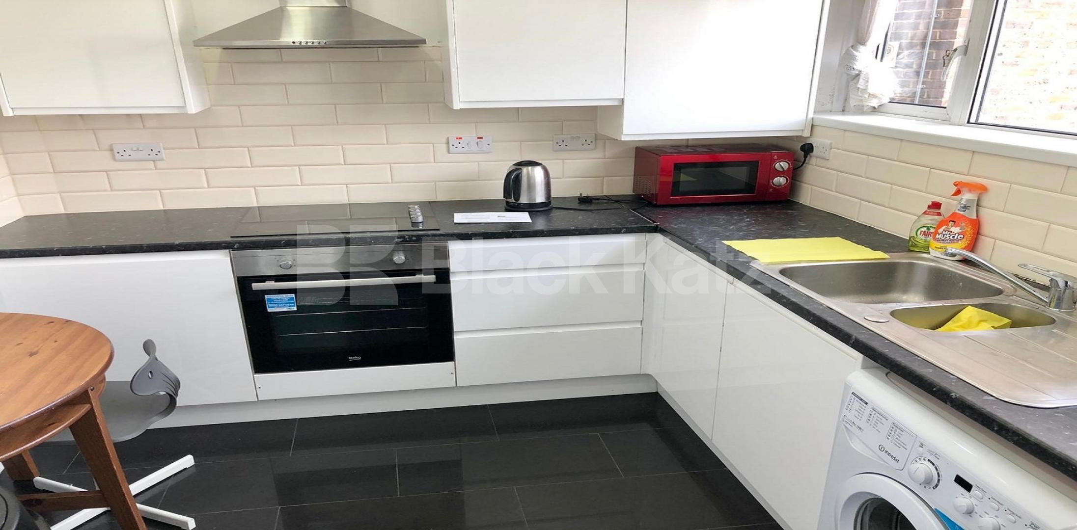 			LET , 3 Bedroom, 1 bath, 0 reception Penthouse			 Morley Street, Waterloo/Lambeth North