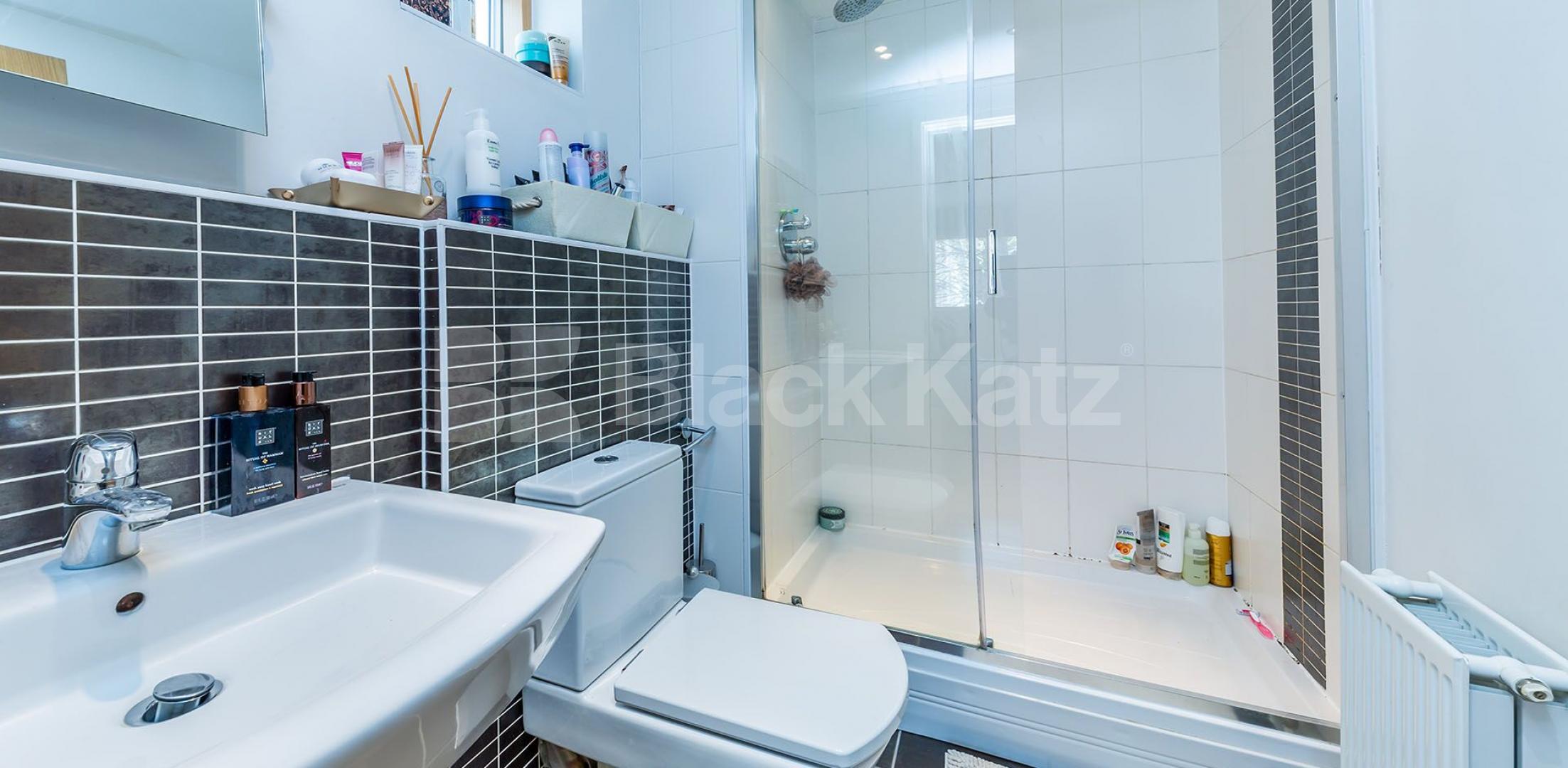 			Fantastic Prorperty !, 3 Bedroom, 1 bath, 1 reception Flat			 Womersley Road, CROUCH END