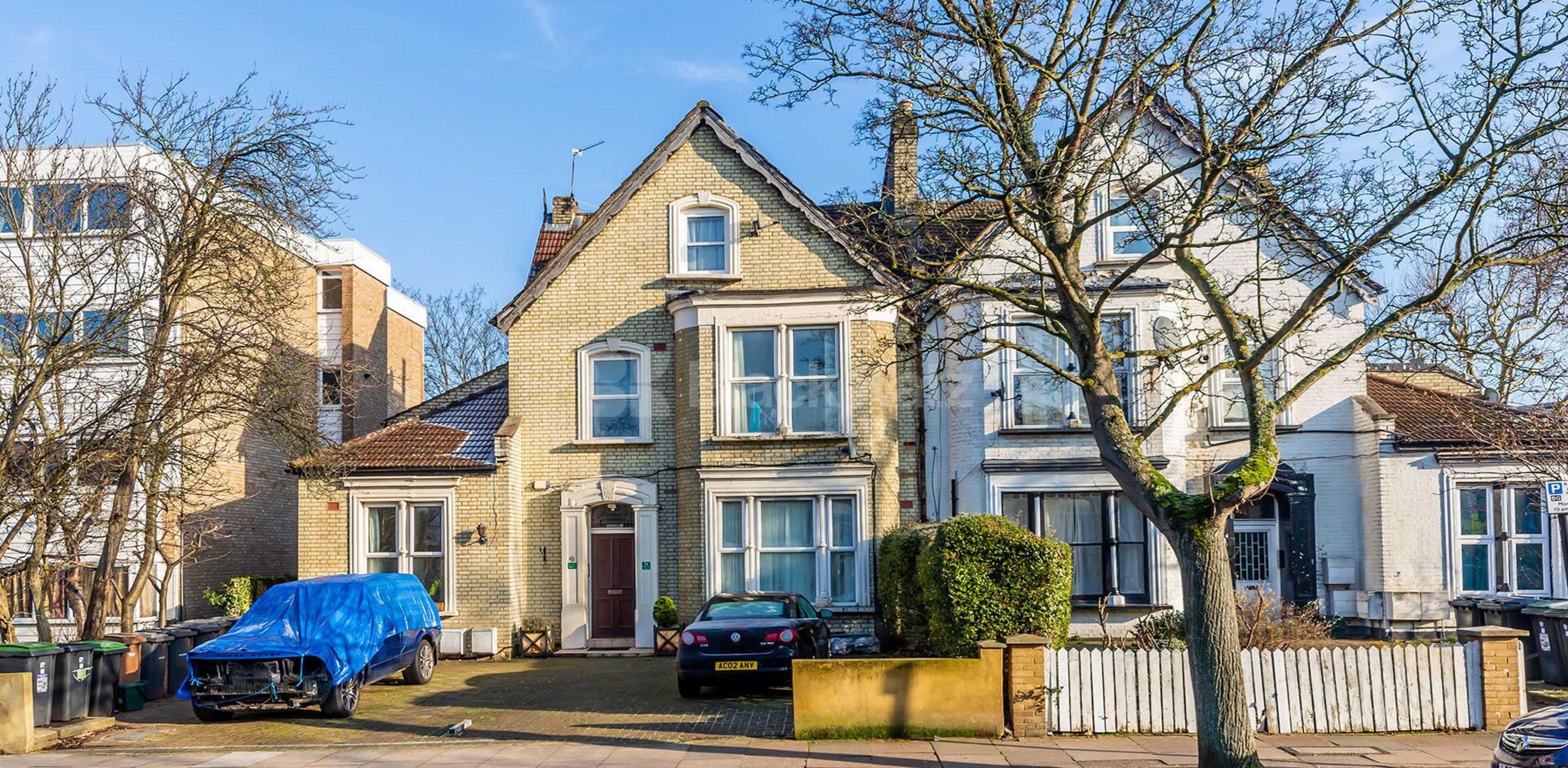Excellent curb appeal 1 Bedroom, Un Furnished Flat in Maidstone Road N11