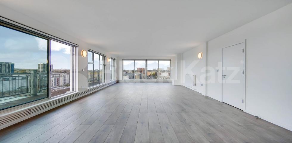 			2 Bedroom, 1 bath, 1 reception Flat			 Kingsland Road, ISLINGTON E8