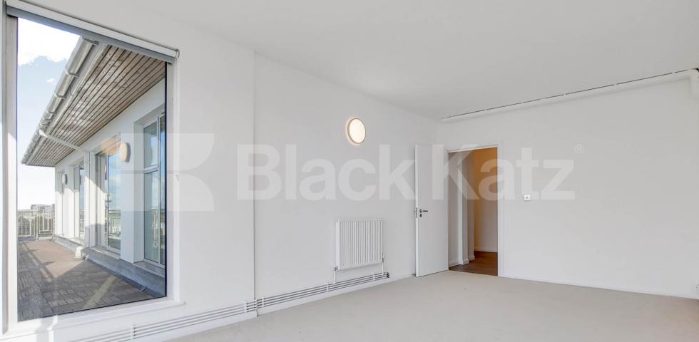 			2 Bedroom, 1 bath, 1 reception Flat			 Kingsland Road, ISLINGTON E8
