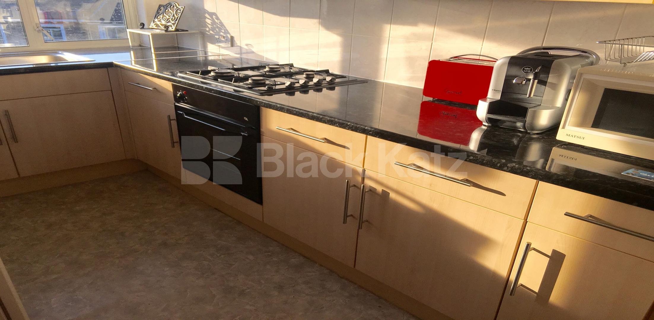 			UNDER OFFER , Studio Apartment, 1 bath, 1 reception Studio			 Queenstown Road, Battersea