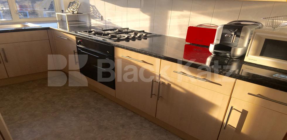 			UNDER OFFER , Studio Apartment, 1 bath, 1 reception Studio			 Queenstown Road, Battersea