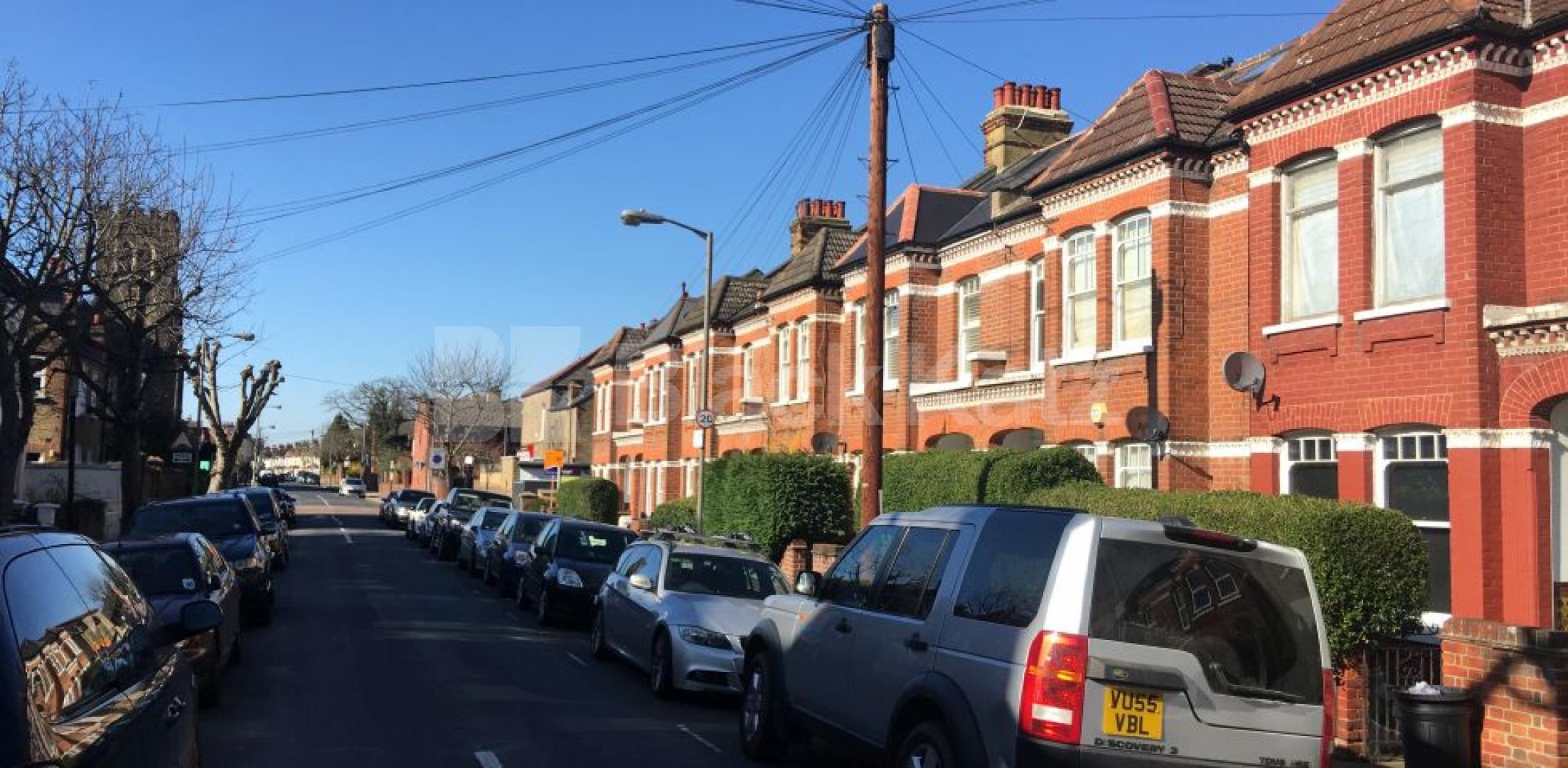 			UNDER OFFER , 3 Bedroom, 1 bath, 1 reception Maisonette			 Moring Road, Tooting Bec