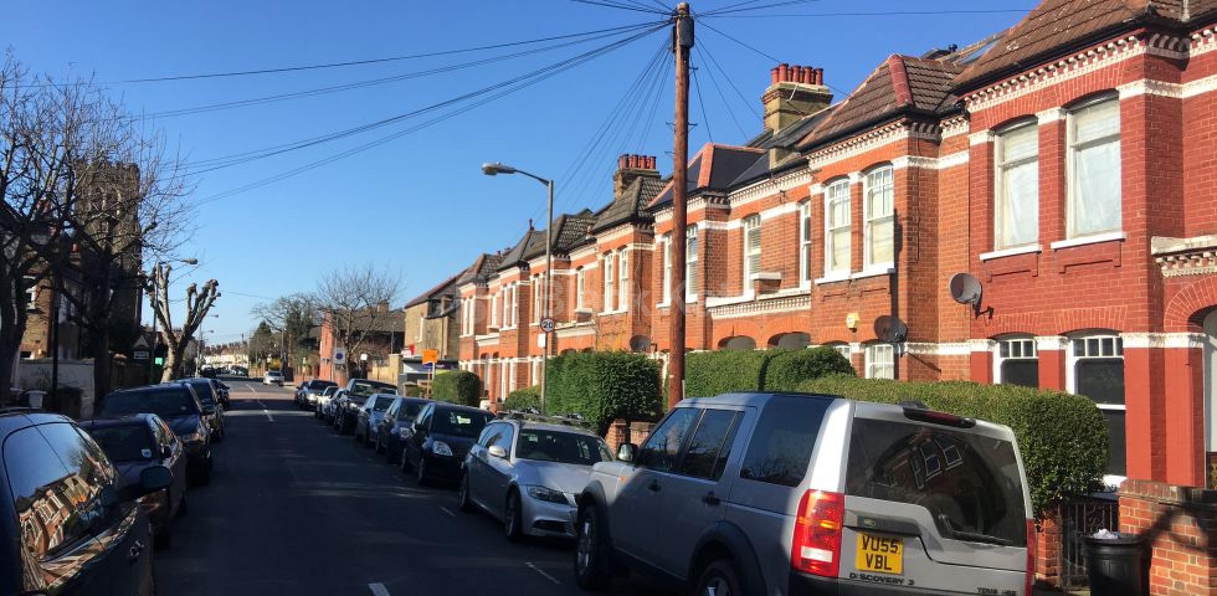 			UNDER OFFER , 3 Bedroom, 1 bath, 1 reception Maisonette			 Moring Road, Tooting Bec SW17