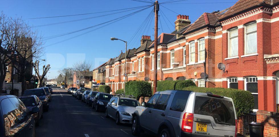 			UNDER OFFER , 3 Bedroom, 1 bath, 1 reception Maisonette			 Moring Road, Tooting Bec