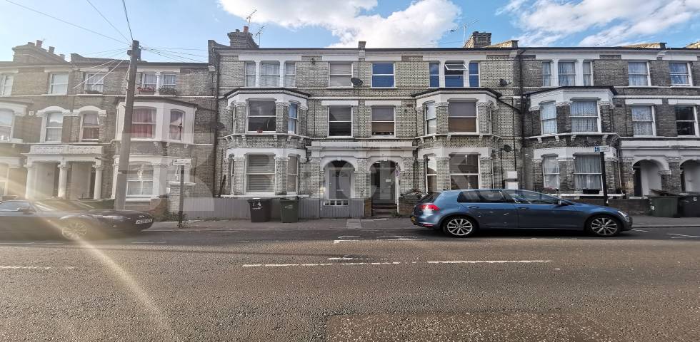 			UNDER OFFER , 2 Bedroom, 1 bath, 1 reception Ground Floor Flat			 Sandmere Road, Clapham North