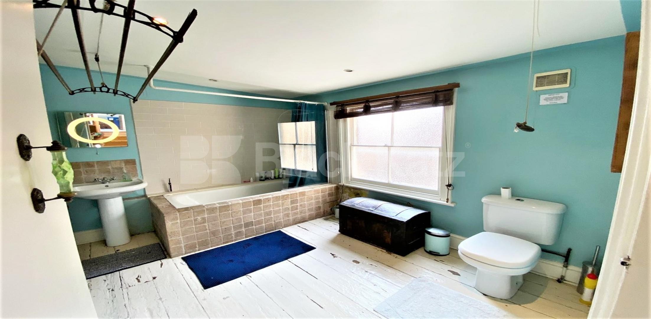 			4 Bedroom, 1 bath, 1 reception Flat			 Uxbridge Road , SHEPHERDS BUSH