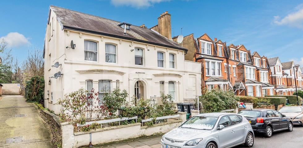 			NEW INSTRUCTION!, 3 Bedroom, 1 bath, 1 reception Flat			 Muswell Avenue, MUSWELL HILL 