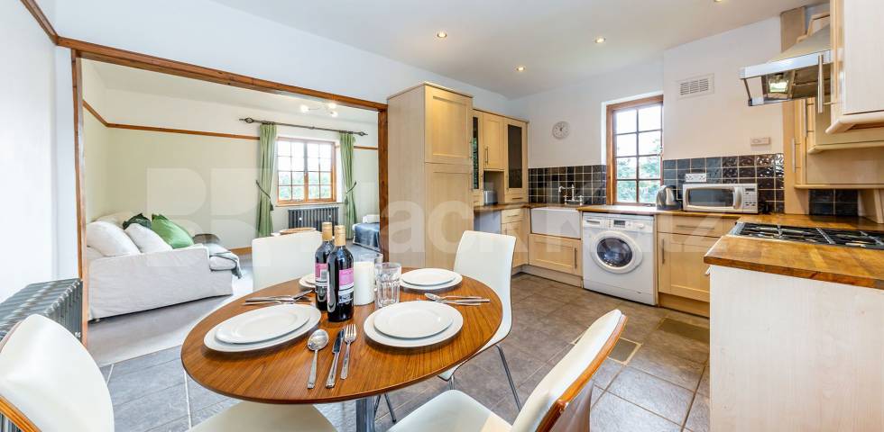 Stylish Contemporary 2-Bedroom Apartment in Exclusive Holybank Development Muswell Hill, Muswell Hill