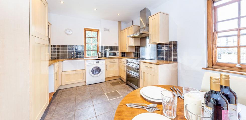 Stylish Contemporary 2-Bedroom Apartment in Exclusive Holybank Development Muswell Hill, Muswell Hill