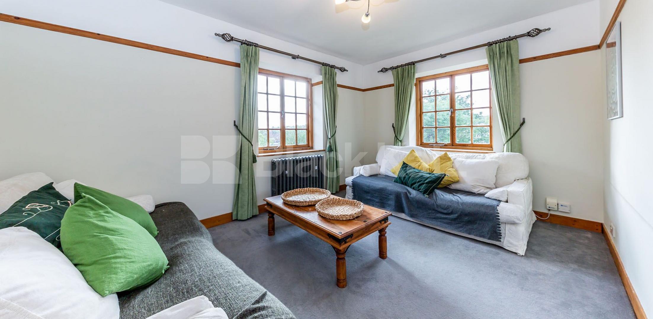 Stylish Contemporary 2-Bedroom Apartment in Exclusive Holybank Development Muswell Hill, Muswell Hill