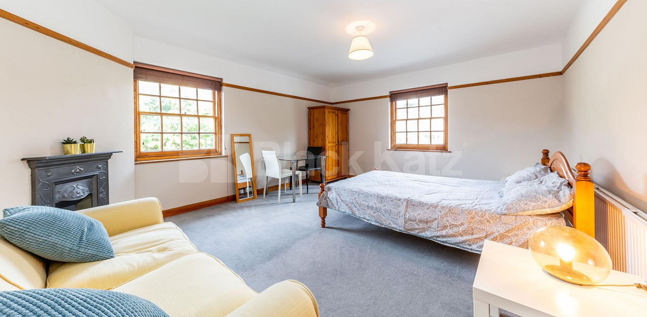 Stylish Contemporary 2-Bedroom Apartment in Exclusive Holybank Development Muswell Hill, Muswell Hill