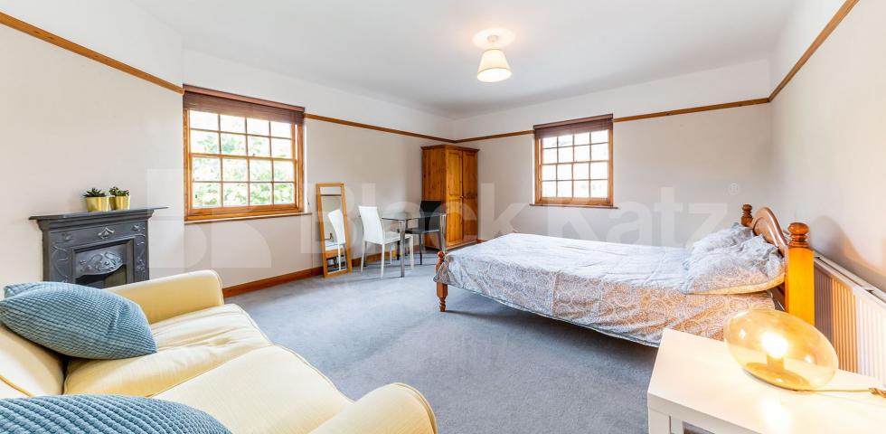 Stylish Contemporary 2-Bedroom Apartment in Exclusive Holybank Development Muswell Hill, Muswell Hill