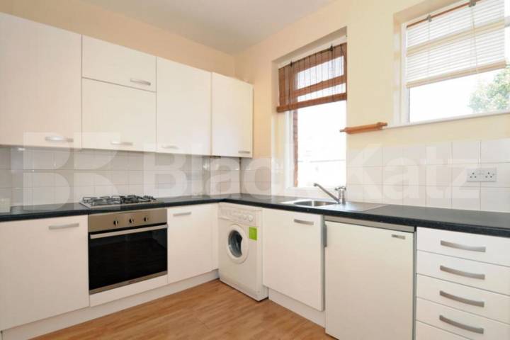 Light 2-bedroom home on Muswell Avenue N10 near amenities in Muswell Hill Muswell Avenue, Muswell Hill