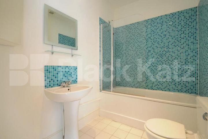 Light 2-bedroom home on Muswell Avenue N10 near amenities in Muswell Hill Muswell Avenue, Muswell Hill