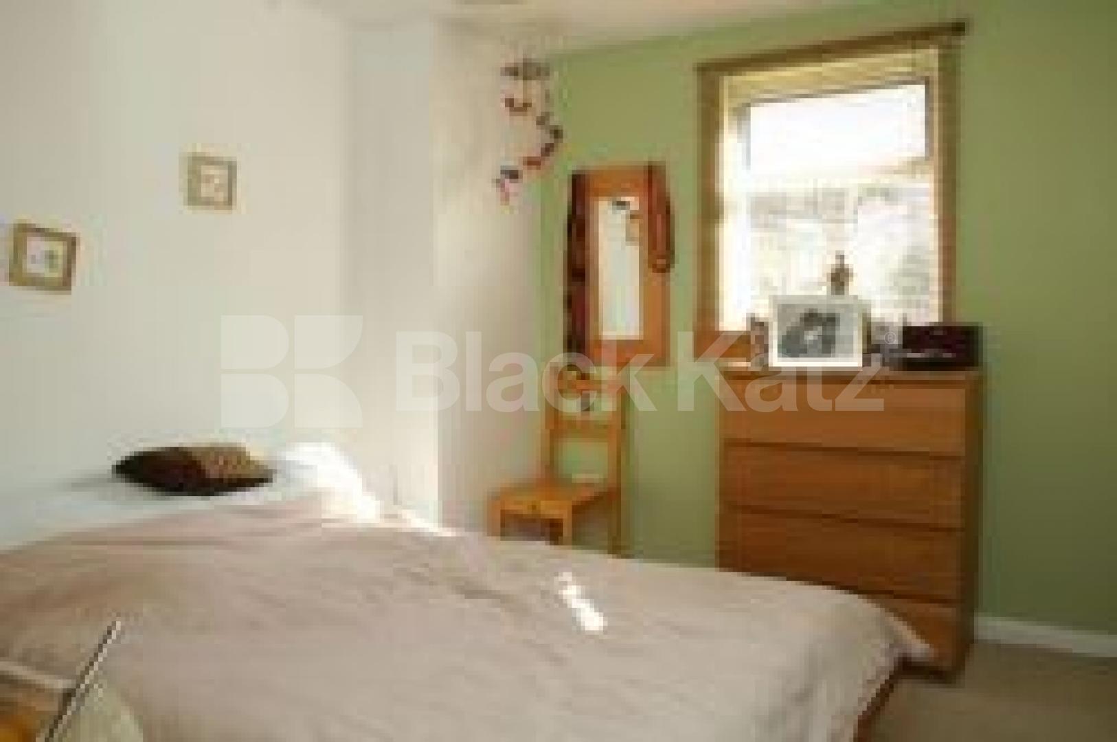 			MUST SEE !!!!!!!, 2 Bedroom, 1 bath, 1 reception Flat			 Connaught Road, FINSBURY PARK N4