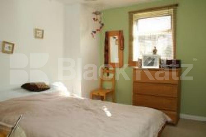 			MUST SEE !!!!!!!, 2 Bedroom, 1 bath, 1 reception Flat			 Connaught Road, FINSBURY PARK N4