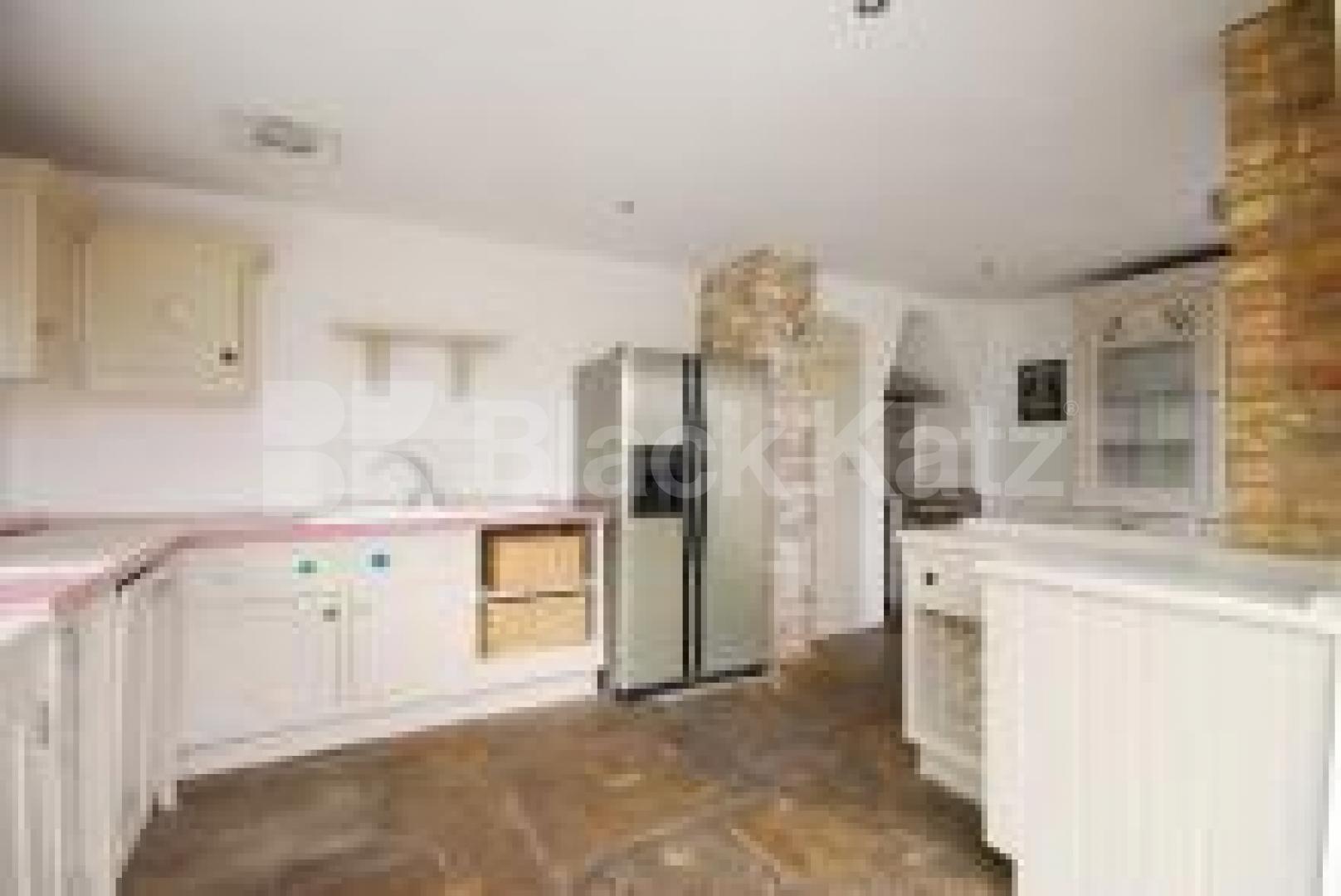 			5 Bedroom, 1 bath, 1 reception Detached House			 Park Avenue, ALEXANDRA PALACE