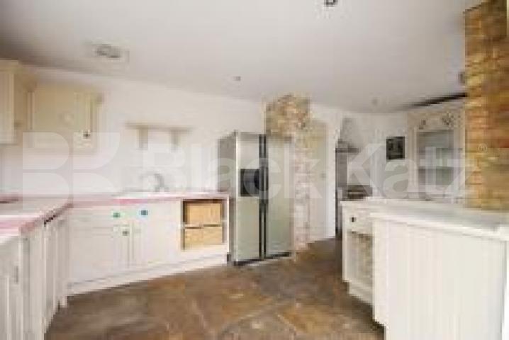 			5 Bedroom, 1 bath, 1 reception Detached House			 Park Avenue, ALEXANDRA PALACE