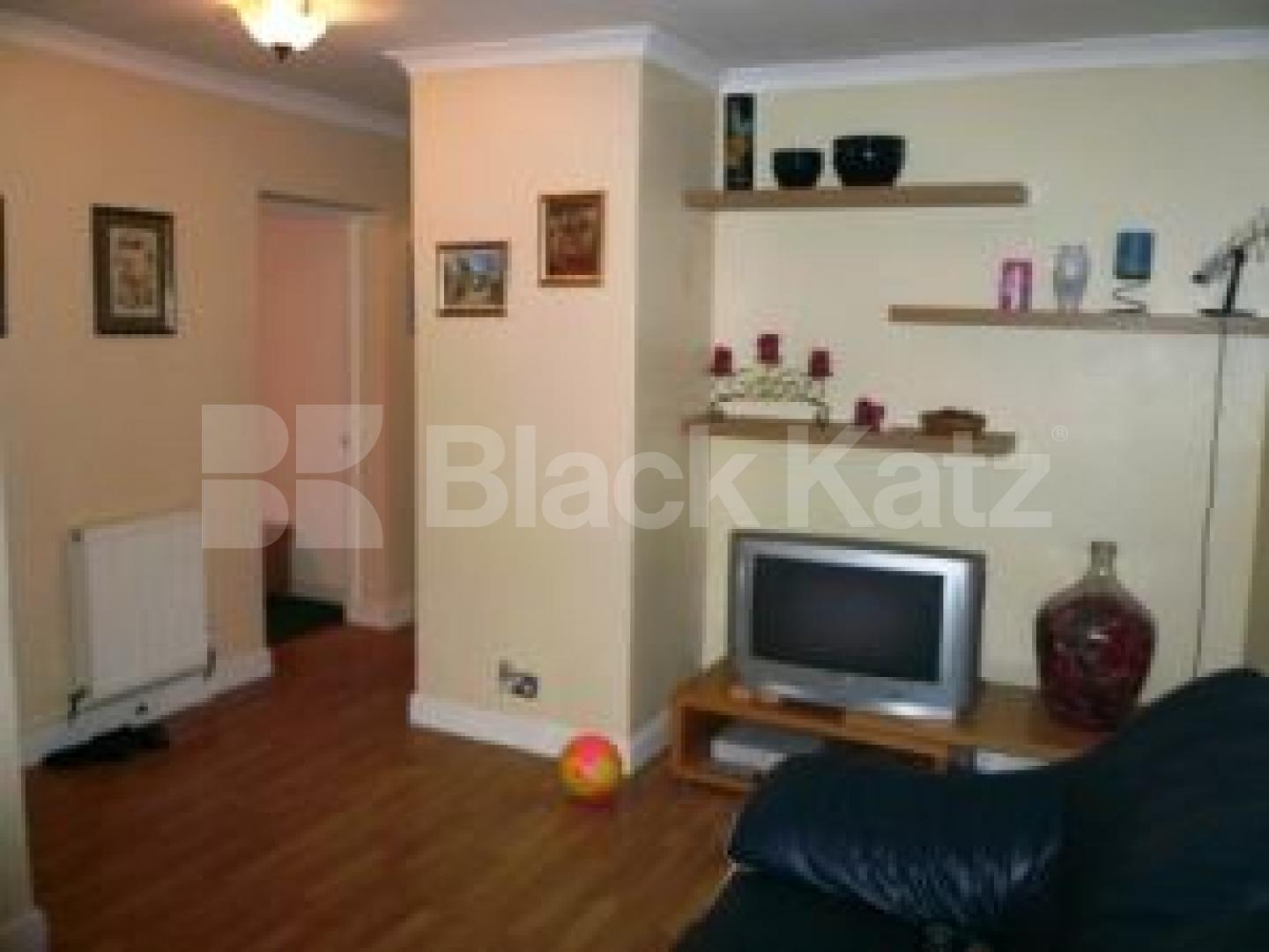 			NEAR HAMPSTEAD HEATH!, 3 Bedroom, 1 bath, 1 reception Flat			 New End Square, Hampstead