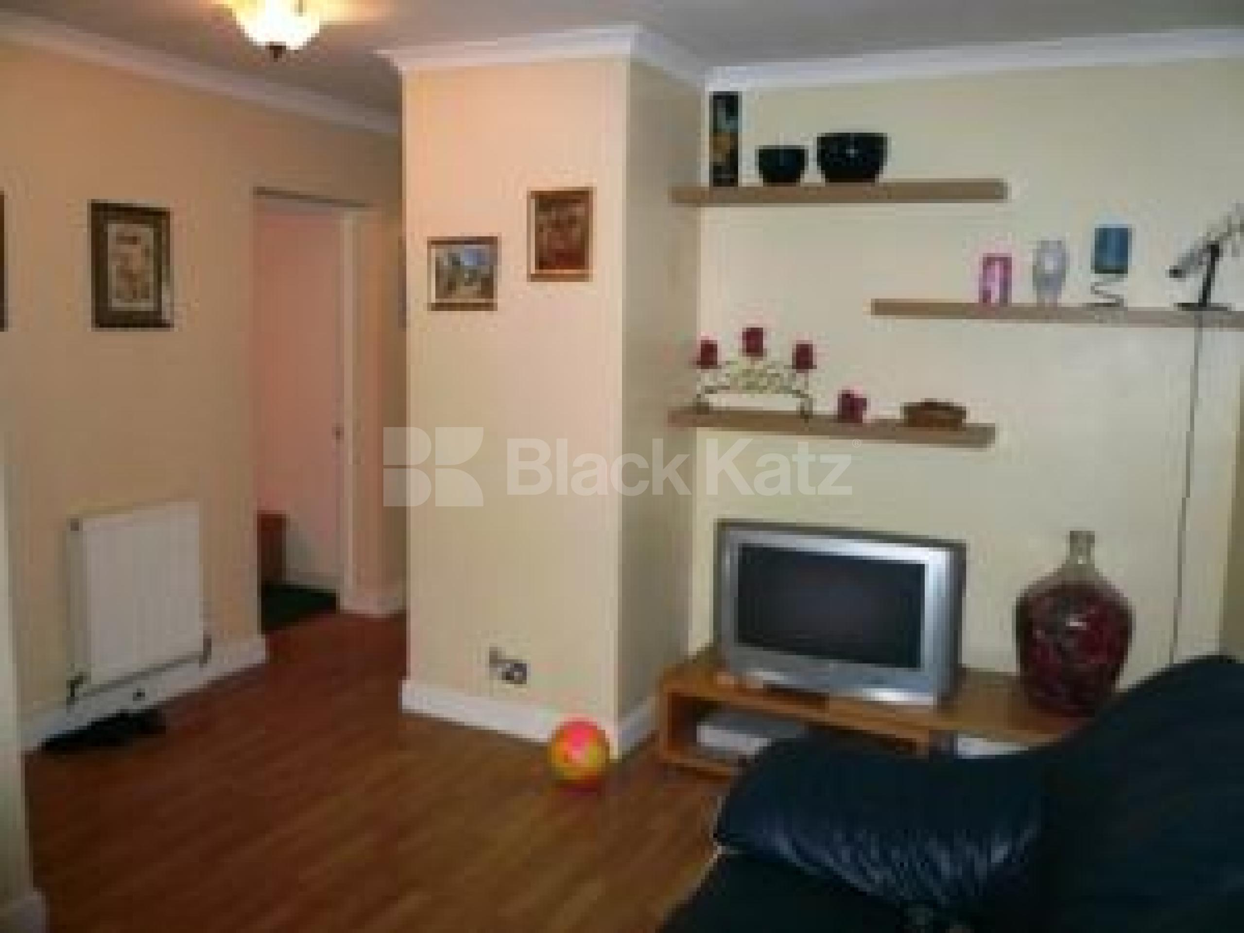 			NEAR HAMPSTEAD HEATH!, 3 Bedroom, 1 bath, 1 reception Flat			 New End Square, Hampstead NW3