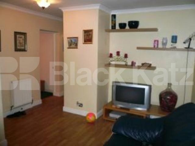 			NEAR HAMPSTEAD HEATH!, 3 Bedroom, 1 bath, 1 reception Flat			 New End Square, Hampstead