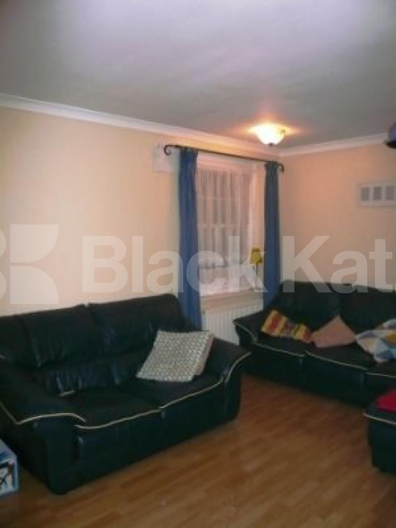 			NEAR HAMPSTEAD HEATH!, 3 Bedroom, 1 bath, 1 reception Flat			 New End Square, Hampstead