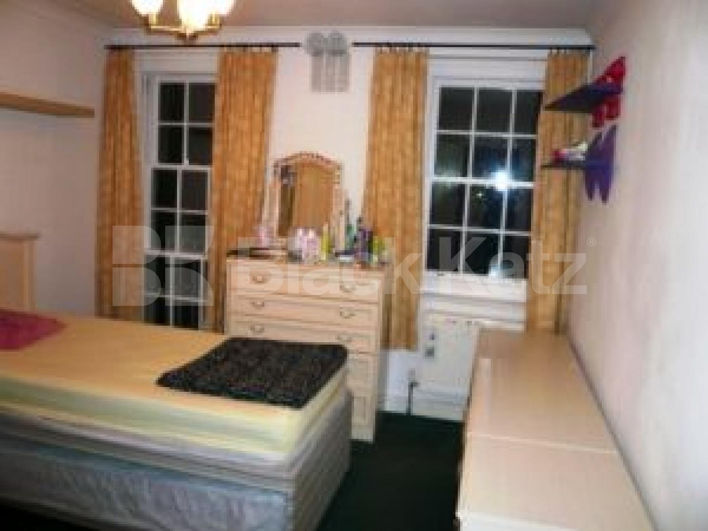 			NEAR HAMPSTEAD HEATH!, 3 Bedroom, 1 bath, 1 reception Flat			 New End Square, Hampstead