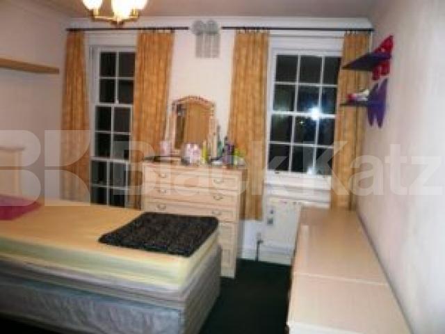 			NEAR HAMPSTEAD HEATH!, 3 Bedroom, 1 bath, 1 reception Flat			 New End Square, Hampstead