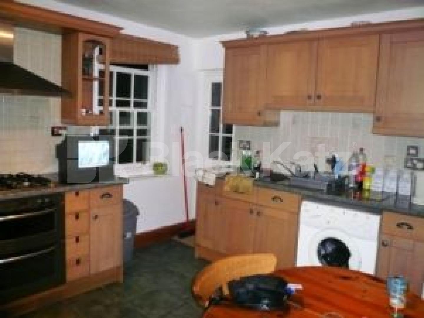 			NEAR HAMPSTEAD HEATH!, 3 Bedroom, 1 bath, 1 reception Flat			 New End Square, Hampstead