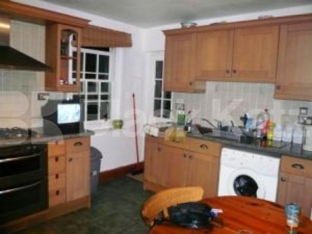 			NEAR HAMPSTEAD HEATH!, 3 Bedroom, 1 bath, 1 reception Flat			 New End Square, Hampstead