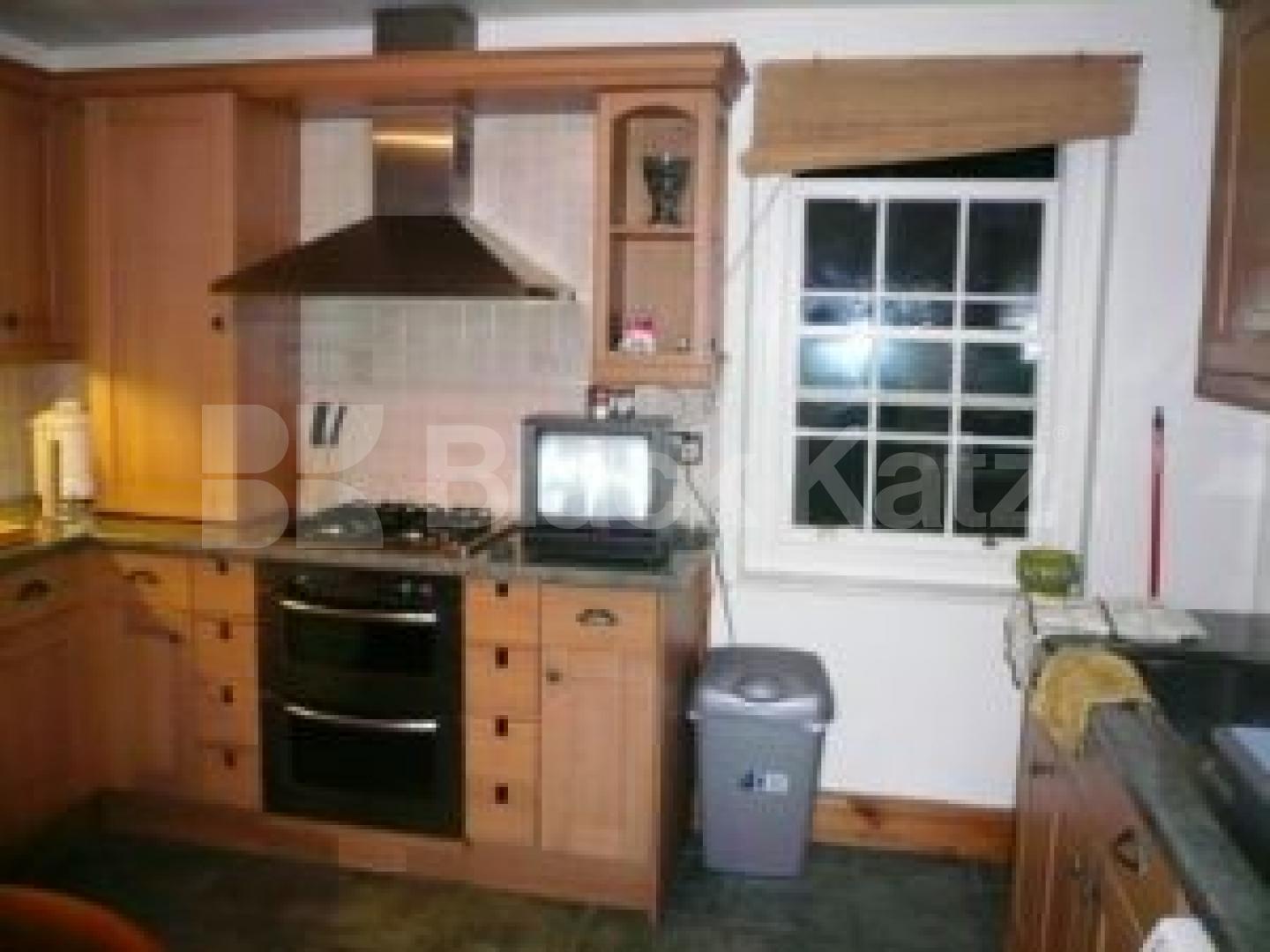 			NEAR HAMPSTEAD HEATH!, 3 Bedroom, 1 bath, 1 reception Flat			 New End Square, Hampstead