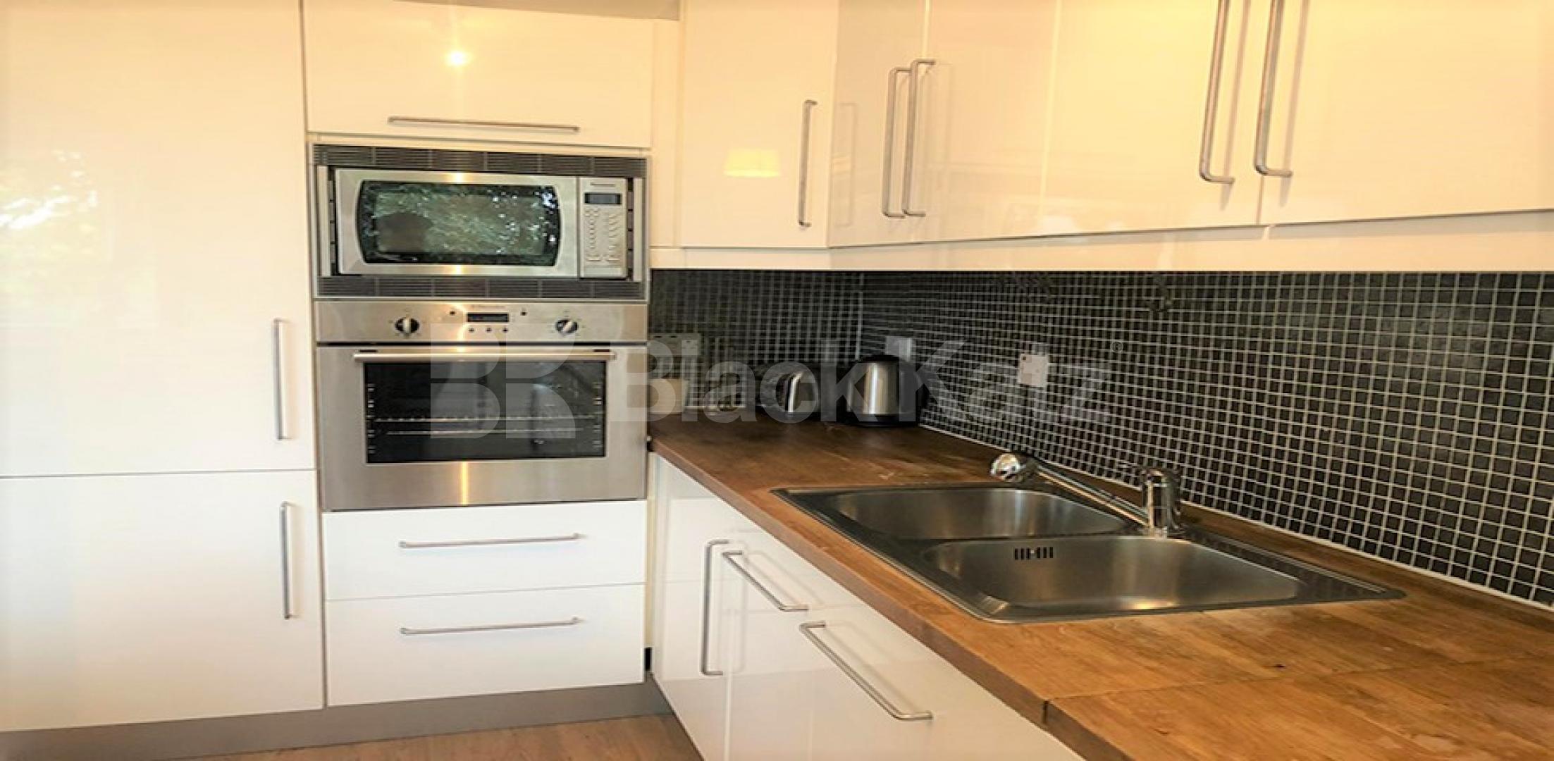 Spacious modern one bed minutes to Hampstead Heath, Tube & High St! New End Square, Hampstead