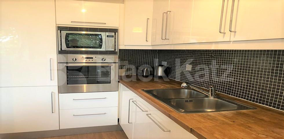 Spacious modern one bed minutes to Hampstead Heath, Tube & High St! New End Square, Hampstead