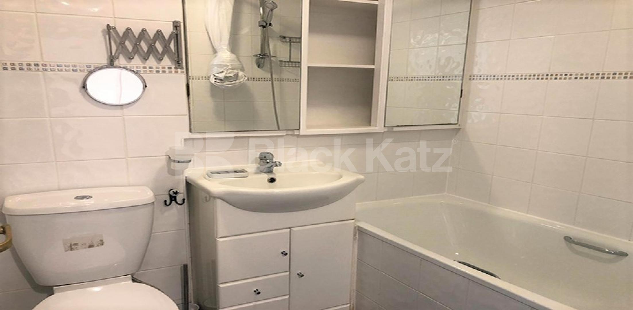 Spacious modern one bed minutes to Hampstead Heath, Tube & High St! New End Square, Hampstead