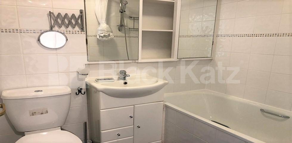 Spacious modern one bed minutes to Hampstead Heath, Tube & High St! New End Square, Hampstead