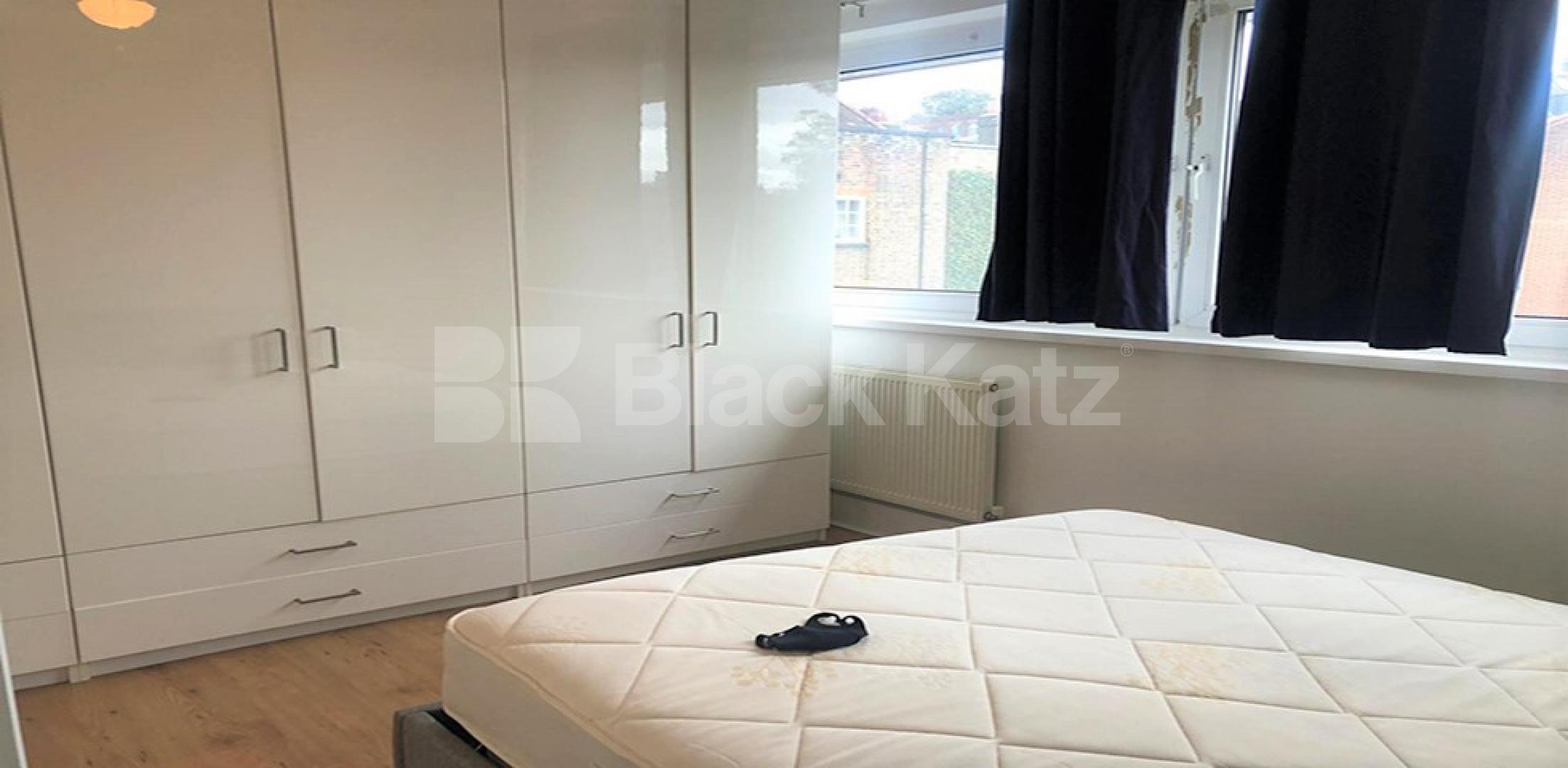 Spacious modern one bed minutes to Hampstead Heath, Tube & High St! New End Square, Hampstead