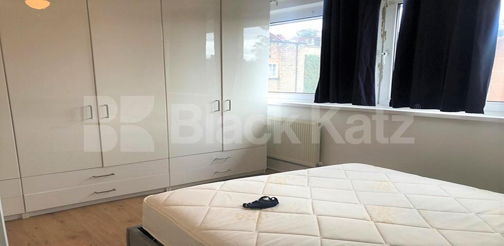 Spacious modern one bed minutes to Hampstead Heath, Tube & High St! New End Square, Hampstead