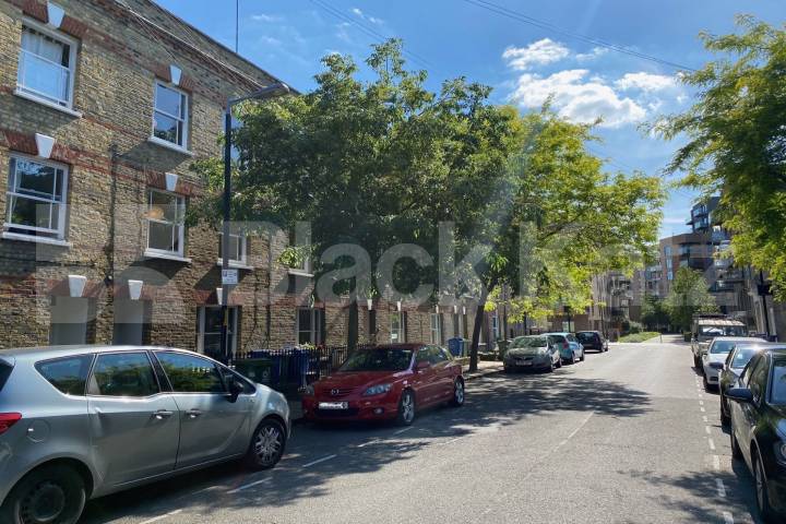 Stylish Georgian town house arranged over three floors & two Bathrooms Henshaw Street, Elephant and Castle/Borough