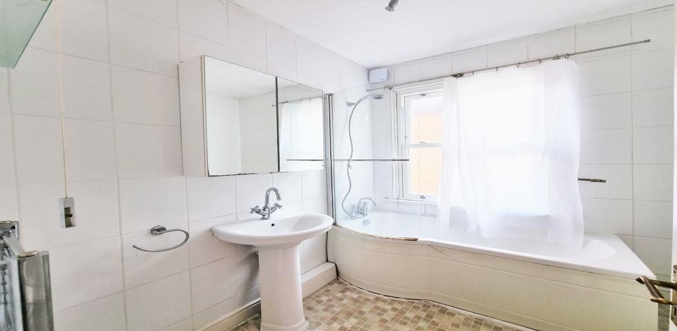 			2 Bedroom, 1 bath, 1 reception Flat			 Caddington Road, CRICKLEWOOD