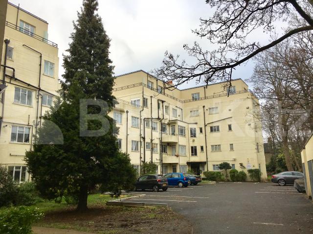 			NEW INSTRUCTION, 3 Bedroom, 1 bath, 1 reception Apartment			 Thurleigh Court.Nightingale Lane, Clapham South