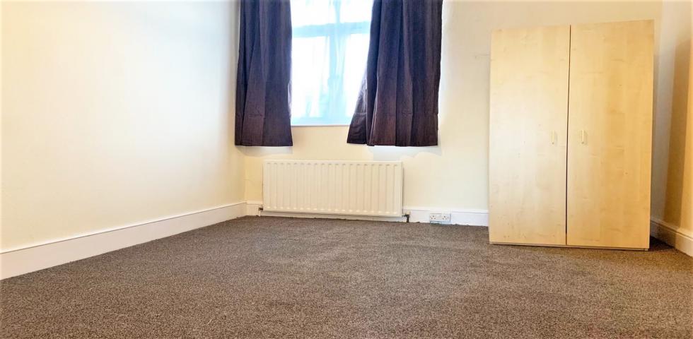 			4 Bedroom, 1 bath, 1 reception Flat			 High Road, WILLESDEN GREEN